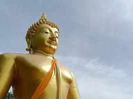 Nahaufnahme, goldener Buddha auf Hintergrund des blauen Himmels foto