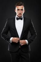 Geschäftsmann im Anzug auf einem dunklen Hintergrund foto