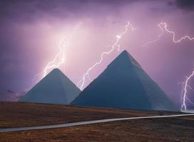 Landschaft der großen Pyramiden von Gizeh unter einem starken Gewitter mit Blitz. Kairo. Ägypten