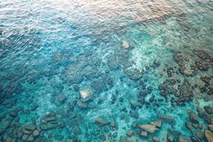 Kristallklares blaues Wasser auf der tropischen Insel, Vogelperspektive foto