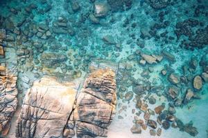 Kristallklares blaues Wasser auf der tropischen Insel, Vogelperspektive foto
