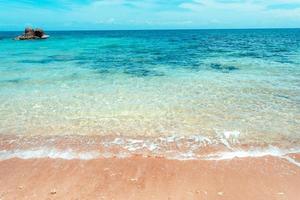 tropischer strand und blaues meer im sommer foto