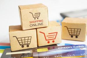 Online-Shopping, Warenkorbbox mit Kreditkarte, Import-Export, Finanzhandel. foto