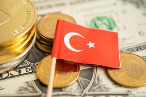 stapel münzen geld mit türkeiflagge, finanzbankkonzept. foto