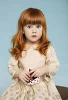 Porträt des schönen rothaarigen kleinen Mädchens foto