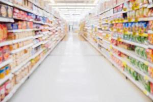 Supermarktgang mit Produktregalen abstrakte Unschärfe defokussierter Hintergrund foto