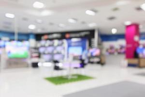 elektronisches kaufhaus zeigt fernsehfernseher und haushaltsgerät mit bokeh licht verschwommenem hintergrund foto
