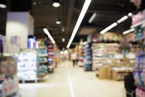 abstrakter Unschärfe-Supermarktgang defokussierter Hintergrund foto