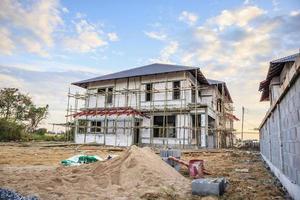 Bau neues Wohnhaus im Gange auf der Baustelle foto