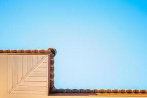 soffit board installation mit blauem himmel foto