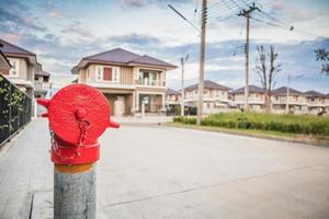 roter Hydrant im Dorf foto