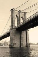 Brooklynbrücke schwarz und weiß foto