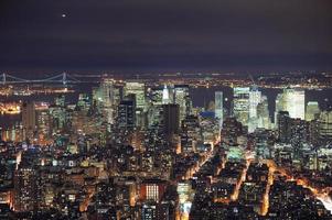 Luftaufnahme der Skyline von New York City Manhattan in der Abenddämmerung foto