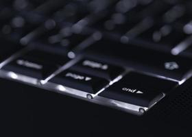 Nahaufnahme der beleuchteten Computer-Laptop-Tastatur mit selektivem Fokus und der Endtaste