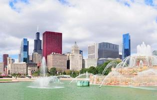 Skyline von Chicago mit Buckingham-Brunnen foto