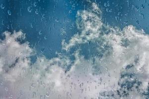 Tropfen auf dem Fenster und dem Hintergrund des blauen Himmels foto