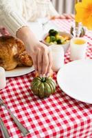 Frau bereitet Thanksgiving-Dinner in der heimischen Küche zu und dekoriert foto