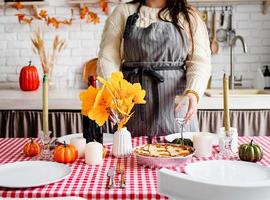 Porträt einer Frau, die Thanksgiving-Dinner in der heimischen Küche zubereitet foto