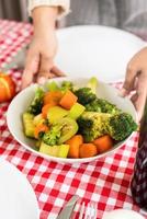 Frau, die Gemüse für Thanksgiving-Dinner in der Küche zu Hause zubereitet foto