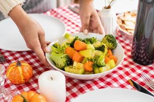 Frau, die Gemüse für Thanksgiving-Dinner in der Küche zu Hause zubereitet foto