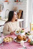 Frau, die Thanksgiving-Dinner zu Hause hat, Küche, die Urlaub feiert