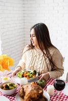 Frau, die Thanksgiving-Dinner zu Hause hat, Küche, die Urlaub feiert foto