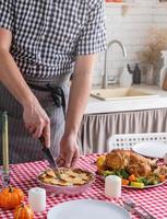 Mann bereitet Thanksgiving-Dinner in der heimischen Küche zu