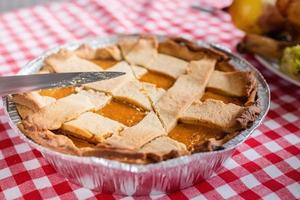 Frau, die Thanksgiving-Dinner in der heimischen Küche zubereitet foto