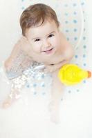 lustiges Baby in der Badewanne foto