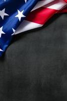 amerikanische flagge auf dunklem betonhintergrund. konzept der usa-nationalfeiertage. Unabhängigkeitstag, Gedenktag, Tag der Arbeit. foto