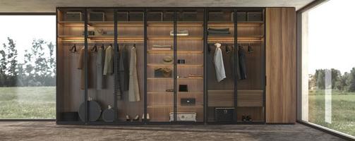 Luxus modernes Innendesign großer Holzschrank mit Kleiderstange an der Schiene im begehbaren Kleiderschrank und Regalbeleuchtung foto