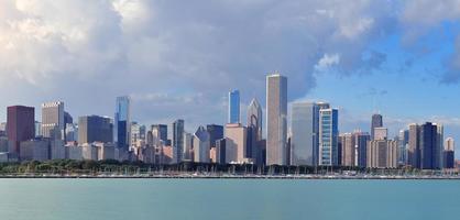 Skyline von Chicago über dem Michigansee foto