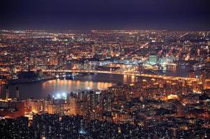 Luftaufnahme der Skyline von New York City Manhattan in der Abenddämmerung foto