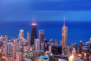 Luftaufnahme von Chicago in der Abenddämmerung foto