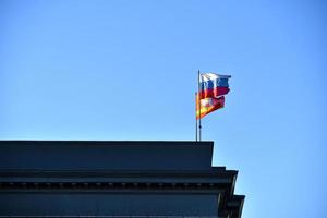 die russische flagge und das gebiet tscheljabinsk auf dem regierungsgebäude foto