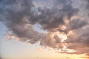 Abendsturmwolken, die von der Abendsonne beleuchtet werden foto