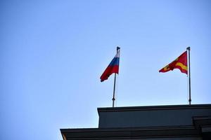 die russische flagge und das gebiet tscheljabinsk auf dem regierungsgebäude foto