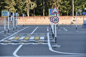 kinderstraße mit verkehrszeichen und markierungen foto