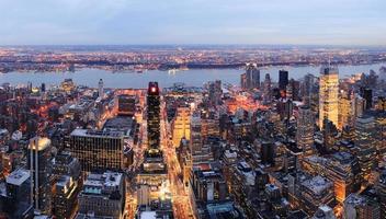 new york city manhattan skyline panorama luftaufnahme in der dämmerung foto