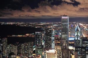 chicago städtische luftaufnahme in der abenddämmerung foto