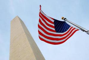 Nationalflagge und George Washington Monument. foto