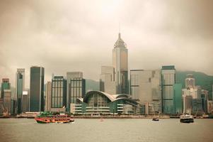 Skyline von Hongkong mit Booten foto