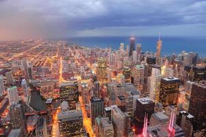 Luftaufnahme von Chicago in der Abenddämmerung foto