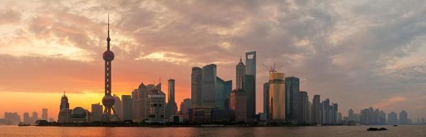 Skyline-Silhouette am Morgen von Shanghai foto