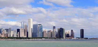 Skyline von Chicago über dem Michigansee foto