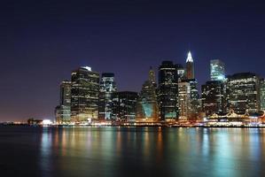 Manhattan bei Nacht in New York City foto