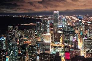 chicago städtische luftaufnahme in der abenddämmerung foto