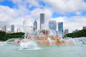 Skyline von Chicago mit Buckingham-Brunnen foto