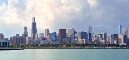 Skyline von Chicago über dem Michigansee foto