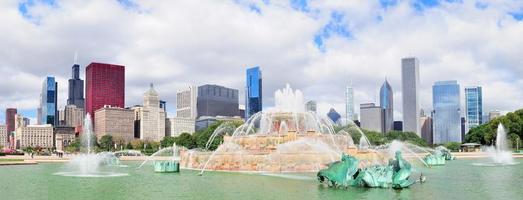 chicago, il, 2011 - skyline von chicago mit buckingham-brunnen foto